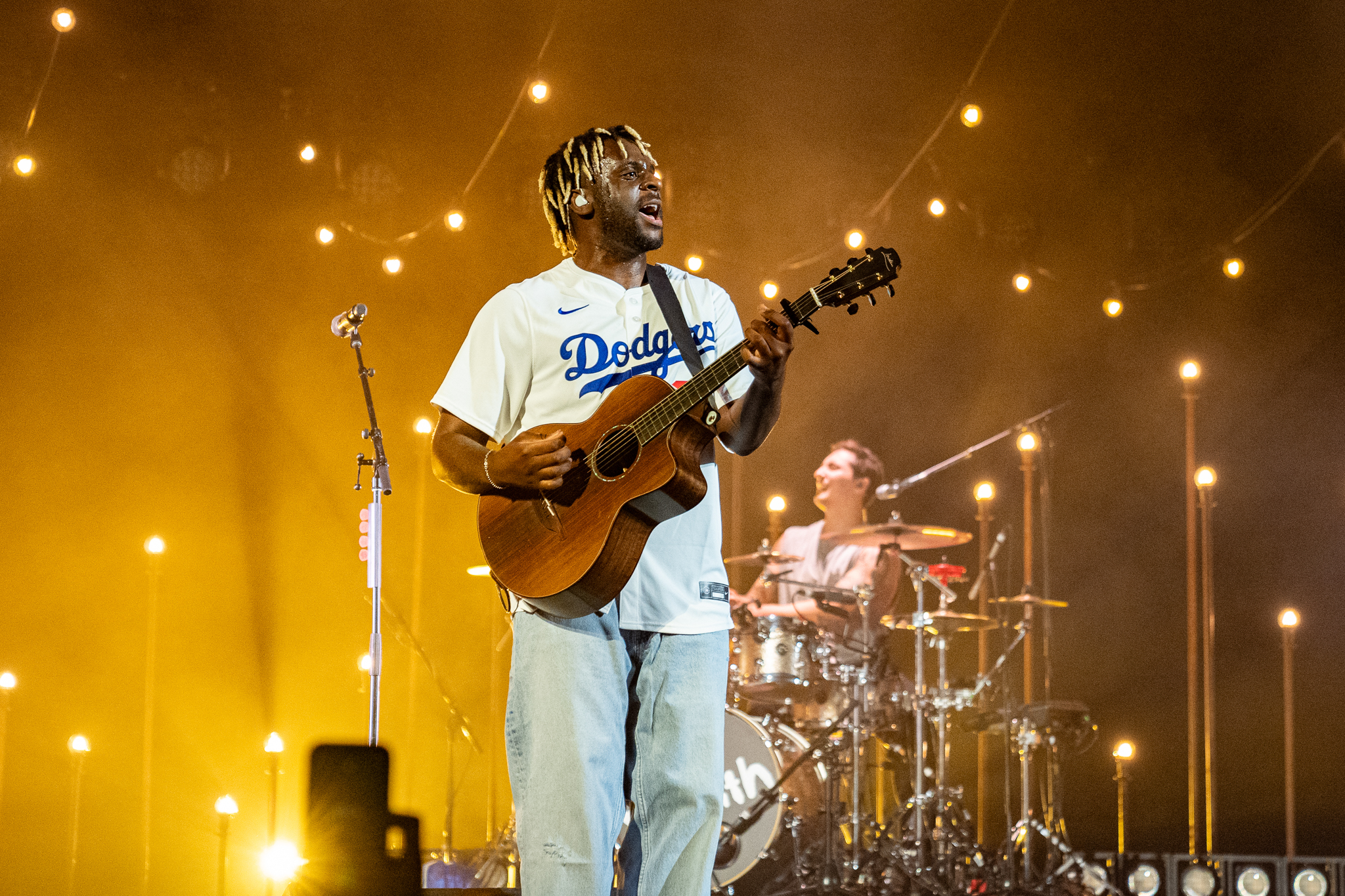 Myles Smith playing live